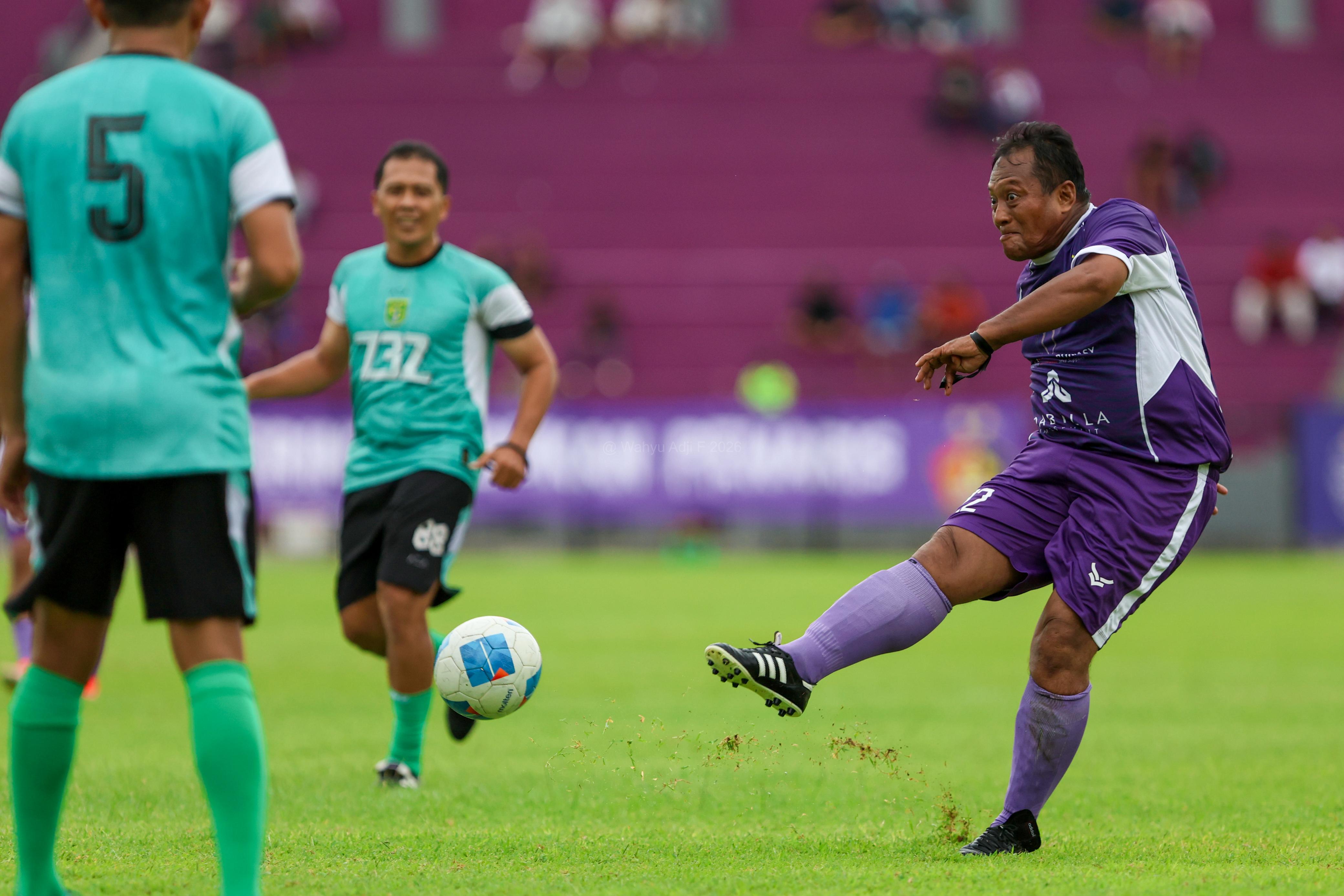 Legenda Persik Kediri Musikan kembali beraksi di lapangan Stadion Brawijaya.