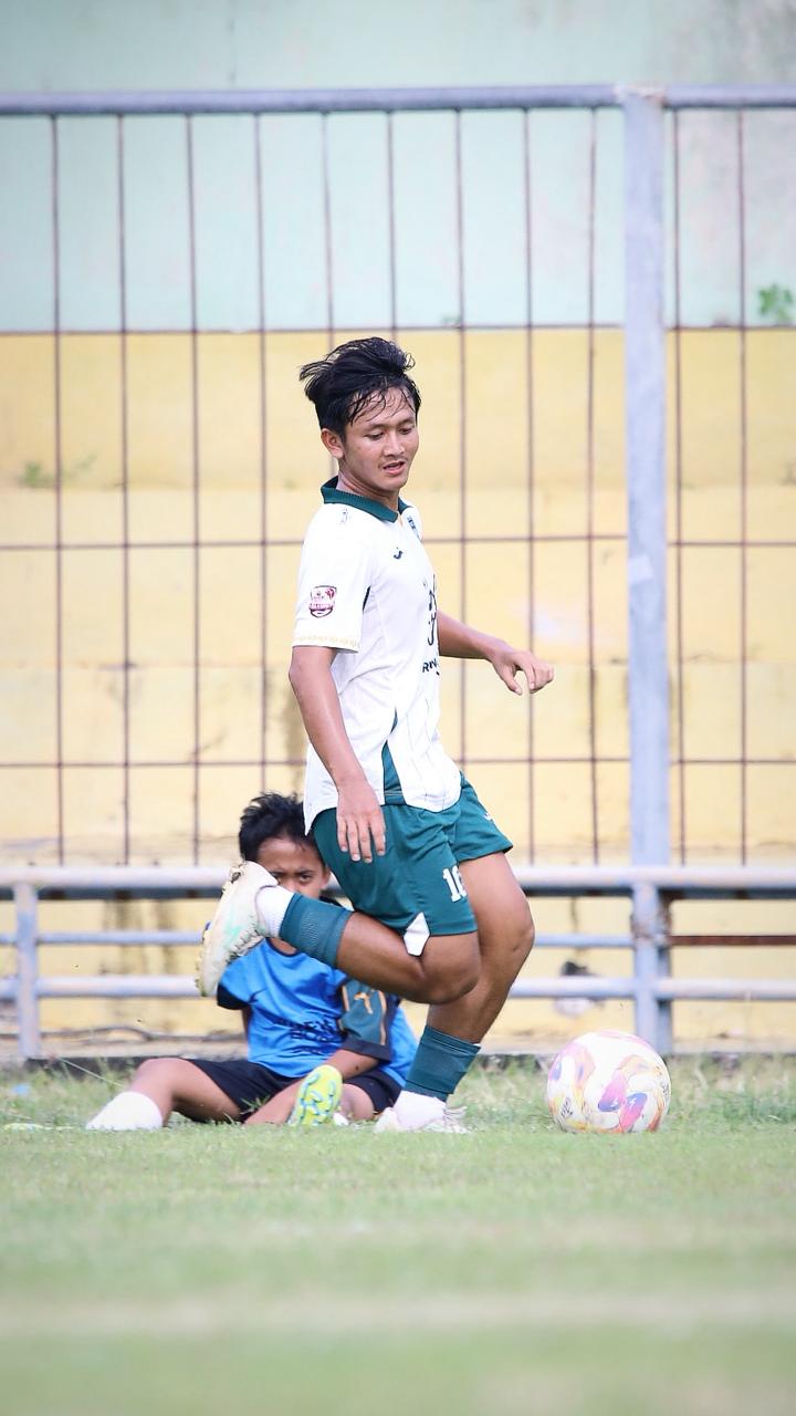 Pemain TripleS Kediri Rendhi Saputra.