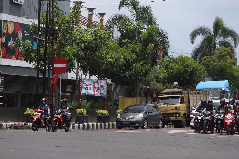 JADI DUA ARAH: Mulai pagi ini pengendara kembali bisa melintas ke timur di Jl Bringjen Katamso seperti rekayasa lalu lintas 2006 silam.