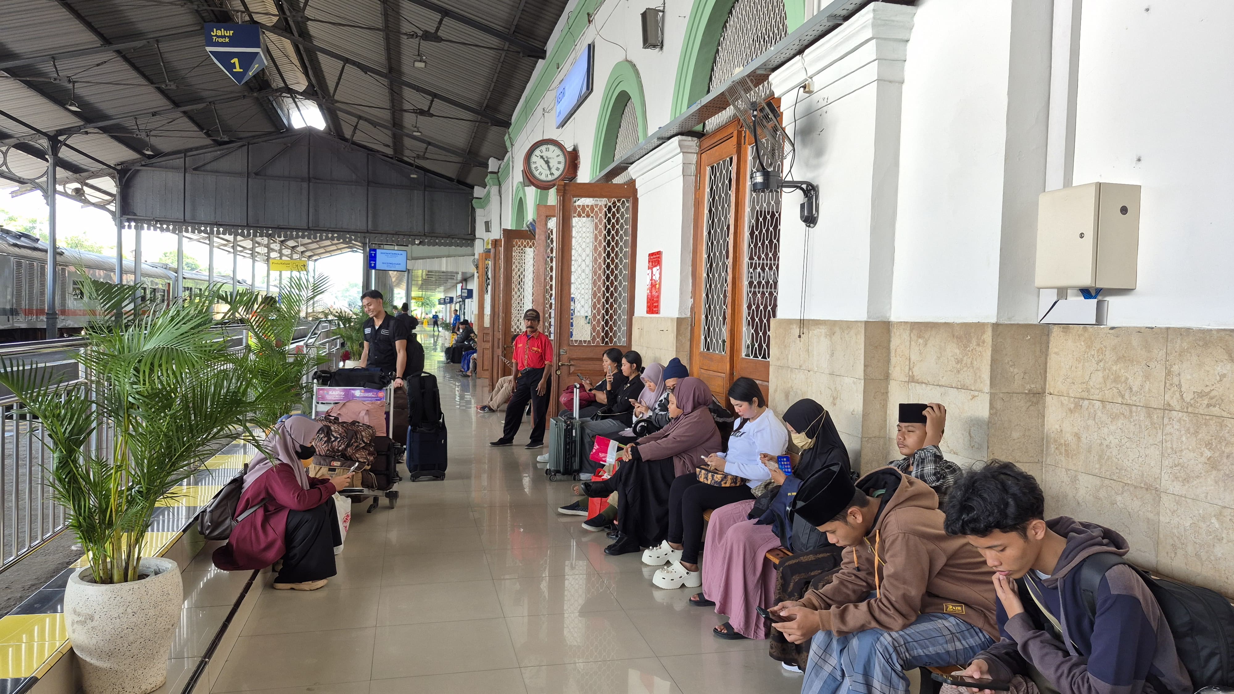 Penumpang sedang menunggu kereta tiba.