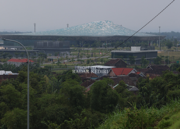 Beberapa waktu terakhir, pesawat kalibrasi hilir mudik di udara Kediri. (Foto: Wahyu Adji)