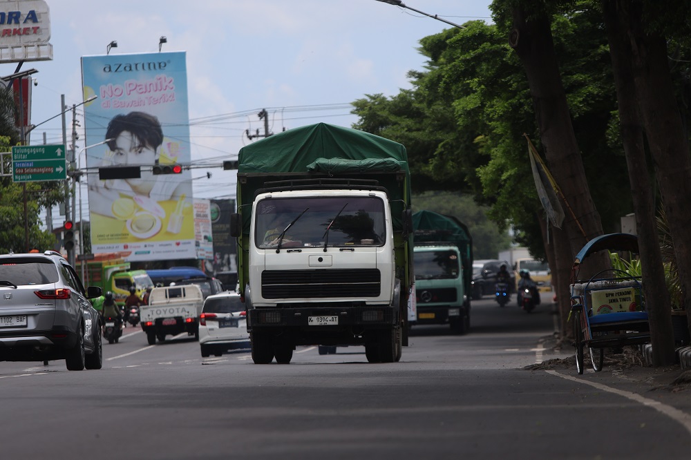 MULAI DIURAI: Kendaraan berat melintas di dalam Kota Kediri. Mulai hari ini Rabu (3/2), Dinas Perhubungan Kota Kediri akan melarang kendaraan tersebut melintas di beberapa jalan di dalam kota.&nbsp;&nbsp;