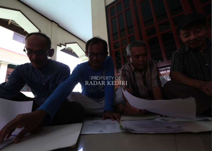 BEBER BUKTI: Beberapa mitra Deca Reptiles membeber barang bukti terkait investasi yang membuat mereka merugi hingga ratusan juta rupiah itu. (Foto: Wahyu Adji)