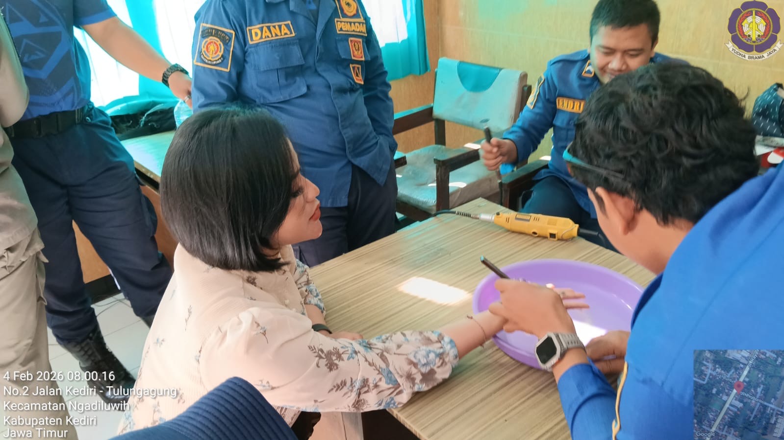 Petugas damkar sedang melepas cincin yang membuat seorang wanita alami luka di jarinya. (Foto: Damkar Kabupaten Kediri)
