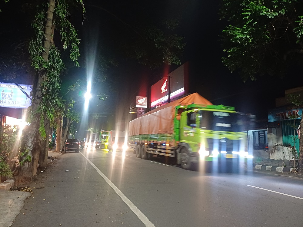 SEBELUM DILARANG: Kendaraan angkutan barang saat melintas di Jl PB Sudirman sebelum pemberlakuan aturan larangan melintas di jalan dalam kota mulai 4 Februari.  