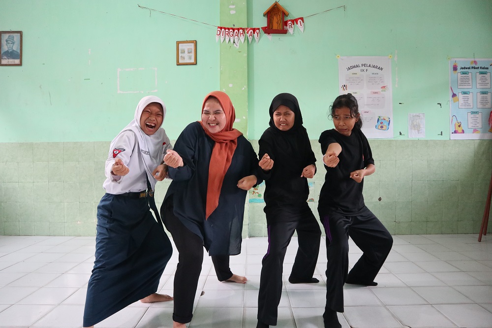 PANTOMIM: Ratna Aniswati (2 dari kiri) mengajak anak didiknya berlatih ekspresi wajah sambil memeragakan gerakan menarik benda di SMP Pawyatan Daha 1 Kediri (3/2).