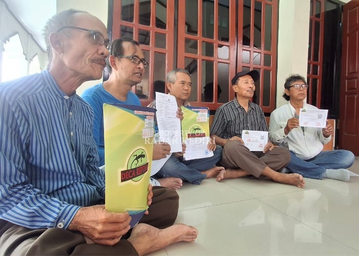 Para korban yang menunjukkan barang bukti beserta surat laporan di Polres Kediri. (Foto: Asad. MS)