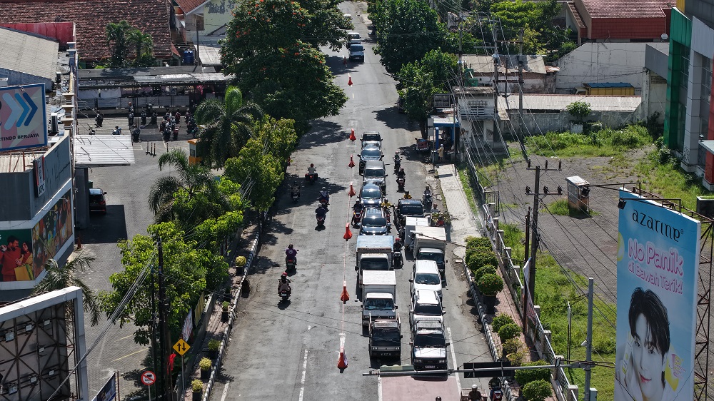 UJI COBA: Sejumlah kendaraan melintas ke timur Jl Brigjen Katamso Kota Kediri yang sejak kemarin resmi diberlakukan dua arah. Foto kiri, pengendara menggunakan jalur kanan Jl Kombespol Duriyat.