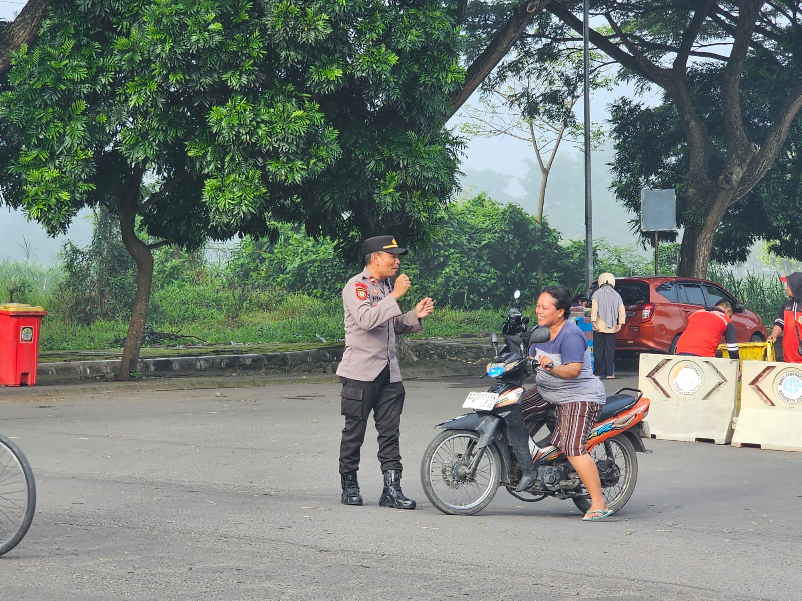 Kapolsek Ngasem ketika melakukan imbauan pada pemgendara yang tidak tertib. (Foto: Asad MS)