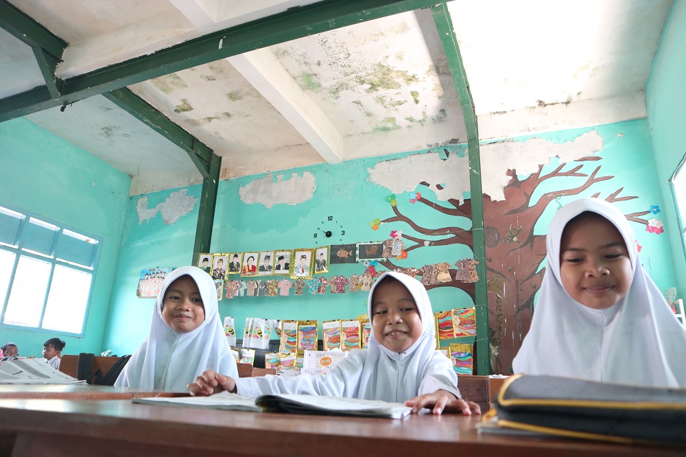 BAHAYA: Siswa SDN Blabak 4 belajar di kelas yang atapnya disangga baja karena konstruksi dinilai kurang kuat. Dinas pendidikan berencana memperbaiki tahun ini.