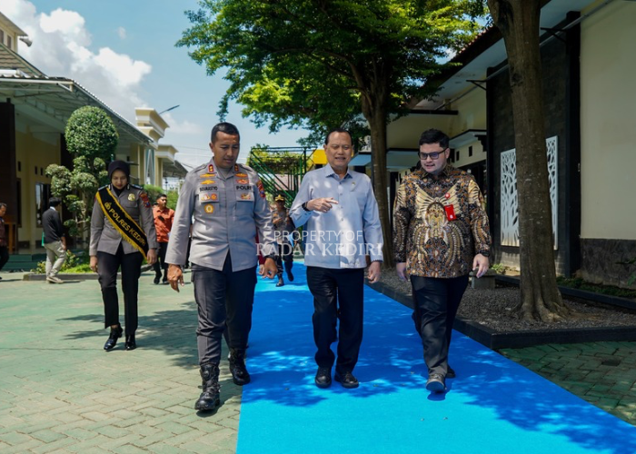 Kapolres Kediri bersama Bupati Kediri sedang membersamai Wakil Mahkamah Kehormatan Dewan (MKD) RI di Mapolres Kediri. (Foto: Pemkab Kediri)