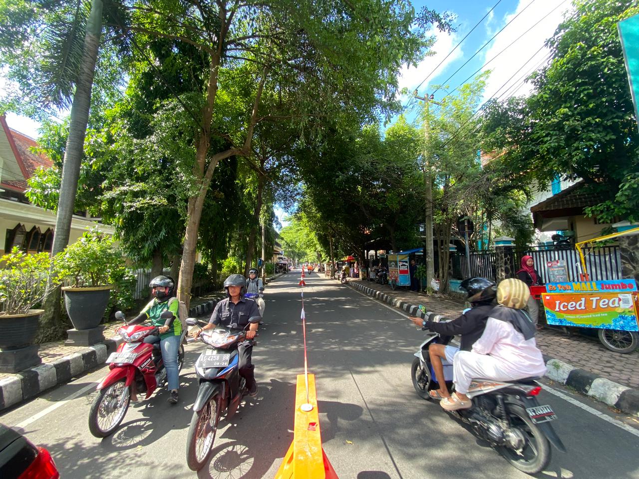 Pengendara yang melintas di Jalan Kombespol Duriyat wajib menggunakan lajur kanan.