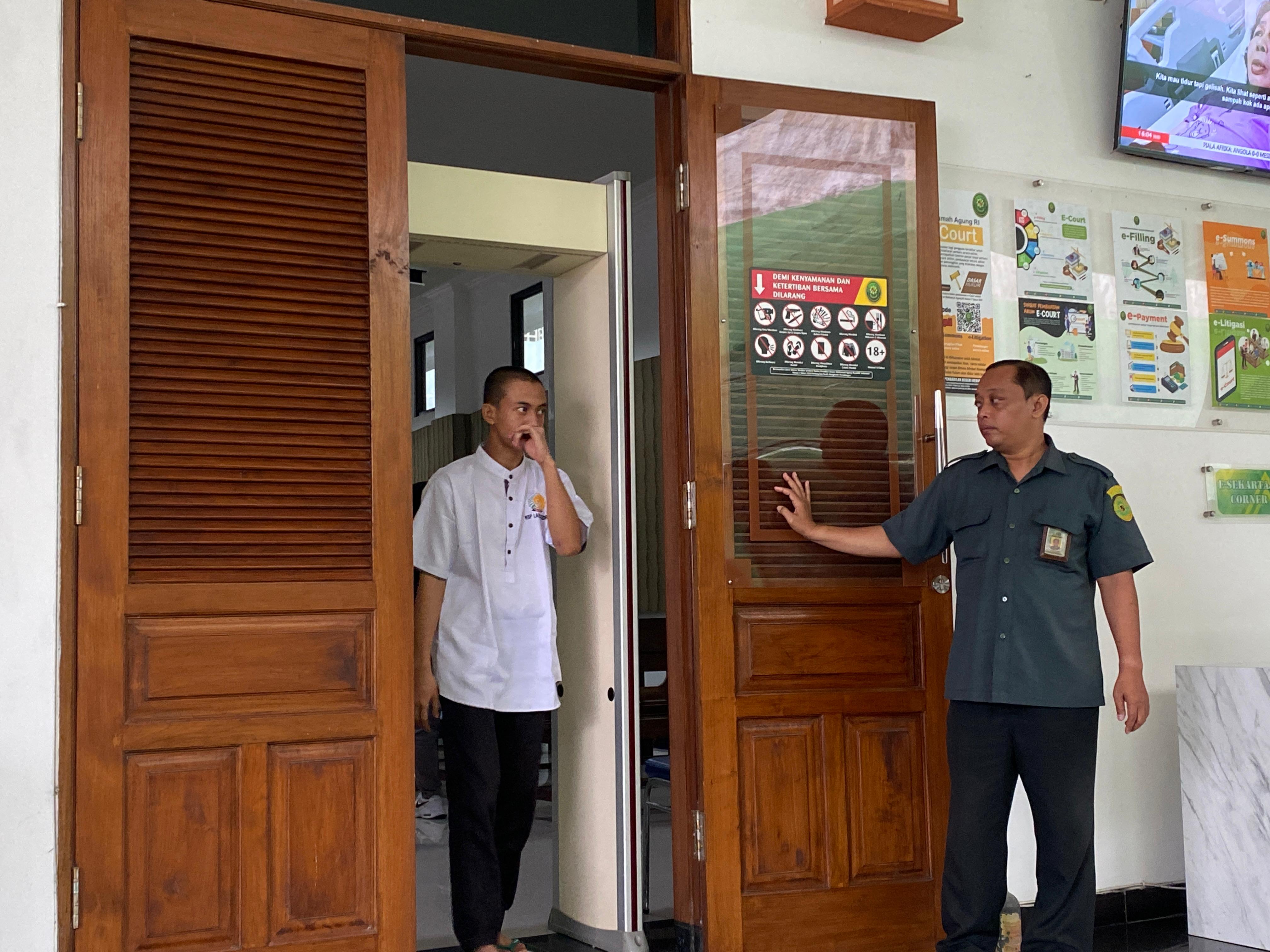 Terdakwa Nalal Firdaus keluar dari ruang sidang Cakra PN Kediri.