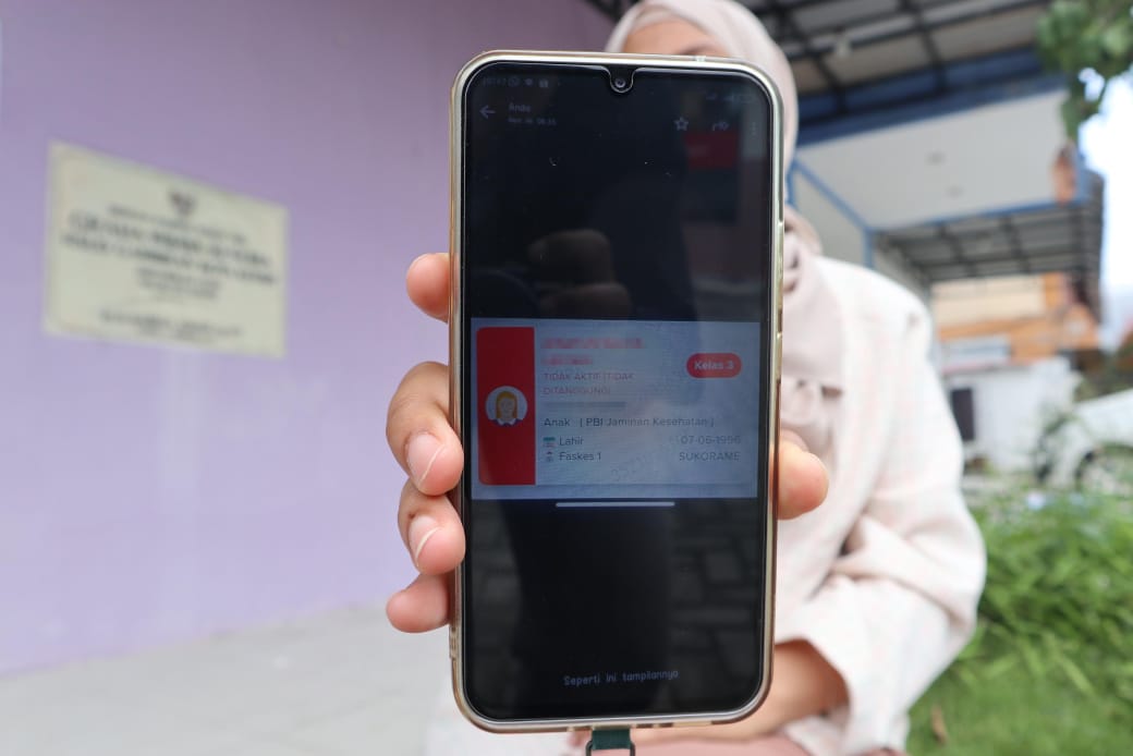 NONAKTIF: Warga menunjukkan status kartu BPJS Kesehatan miliknya yang mendadak tidak aktif dampak update DTSEN oleh Kemensos.&nbsp;