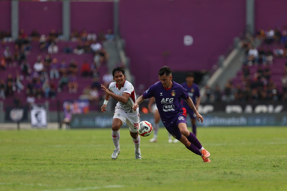 Persik Kediri versus Bali United.