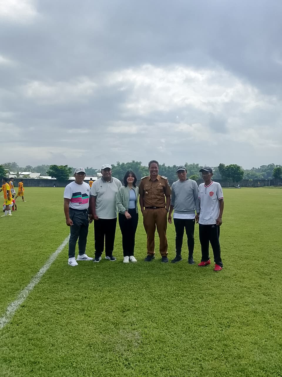 Wakil Ketua Umum PSSI Ratu Tisha hadir dalam proses pencarian pesepak bola muda yang berlangsung di Lapangan Desa Damarwulan, Kecamatan Kepung.