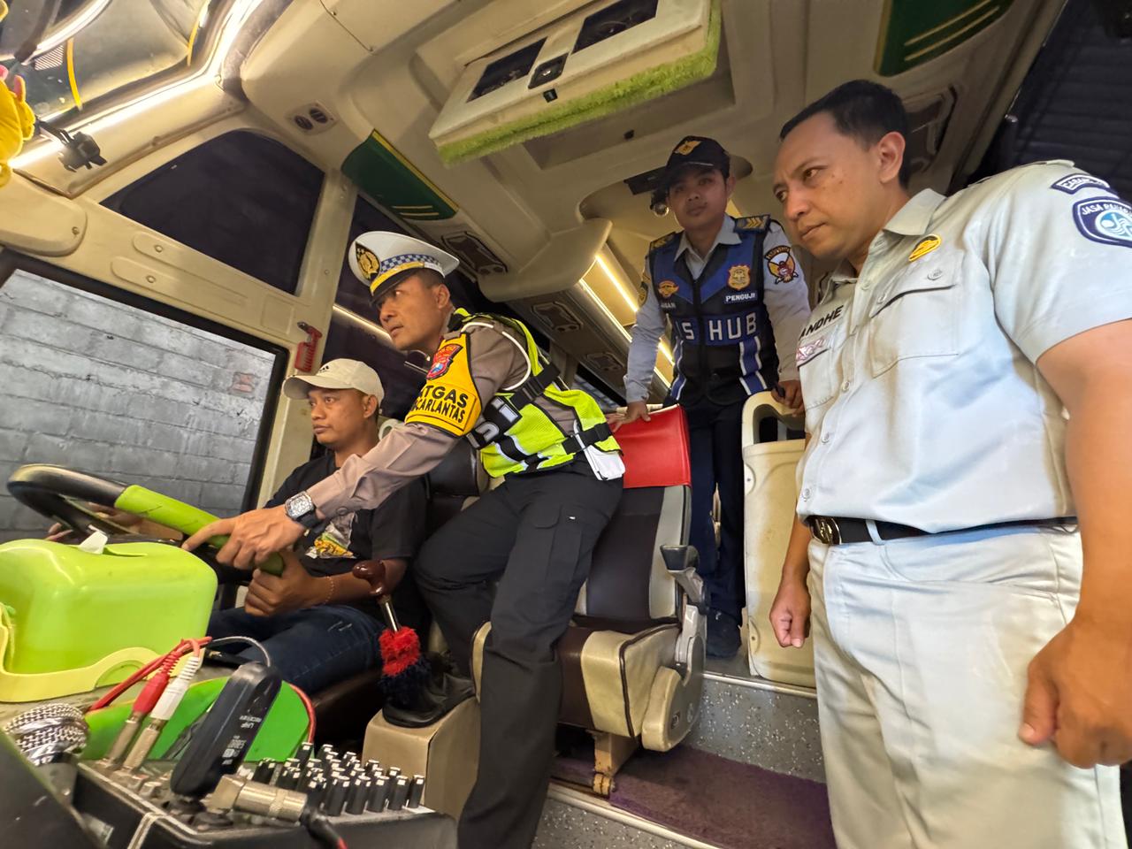 Kasatlantas Polres Kediri Kota AKP Yudho bersama Jasa Raharja dan Dishub Kota Kediri memeriksa kondisi fisik bus.