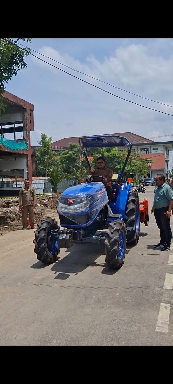 MODERN: Bupati Dhito mengemudikan traktor sebelum diserahkan ke petani.