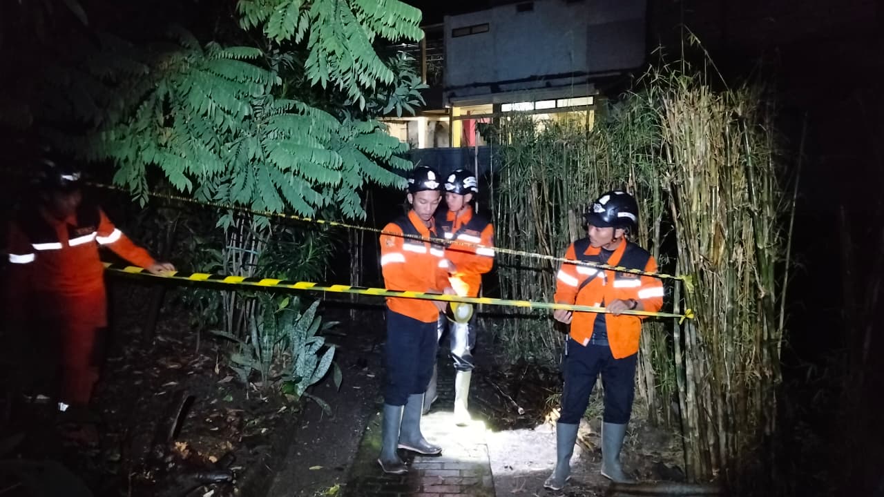 Tim BPPD Kota Kediri mengecek sungai Parung.