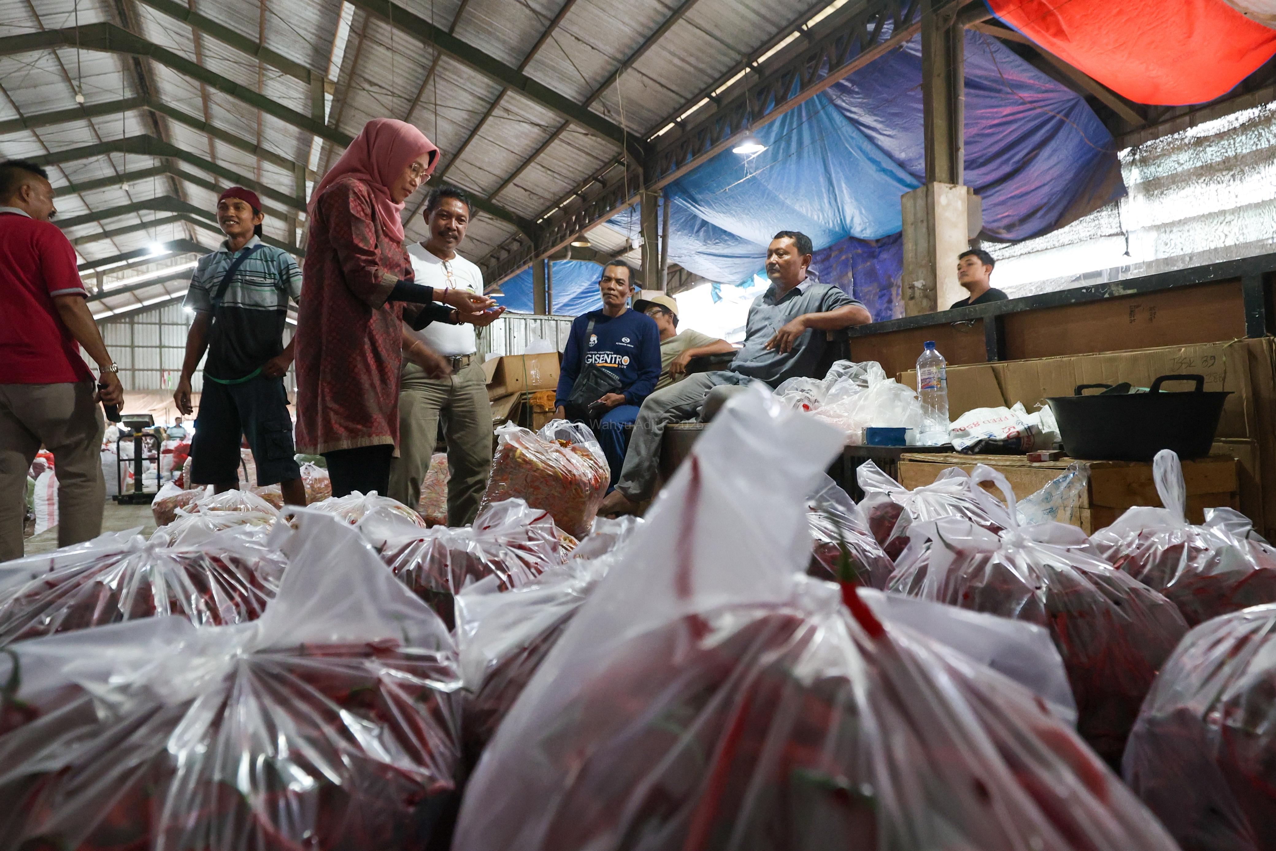 Pemkab dan Bapanas pantau harga di Pasar Induk Pare Kediri.