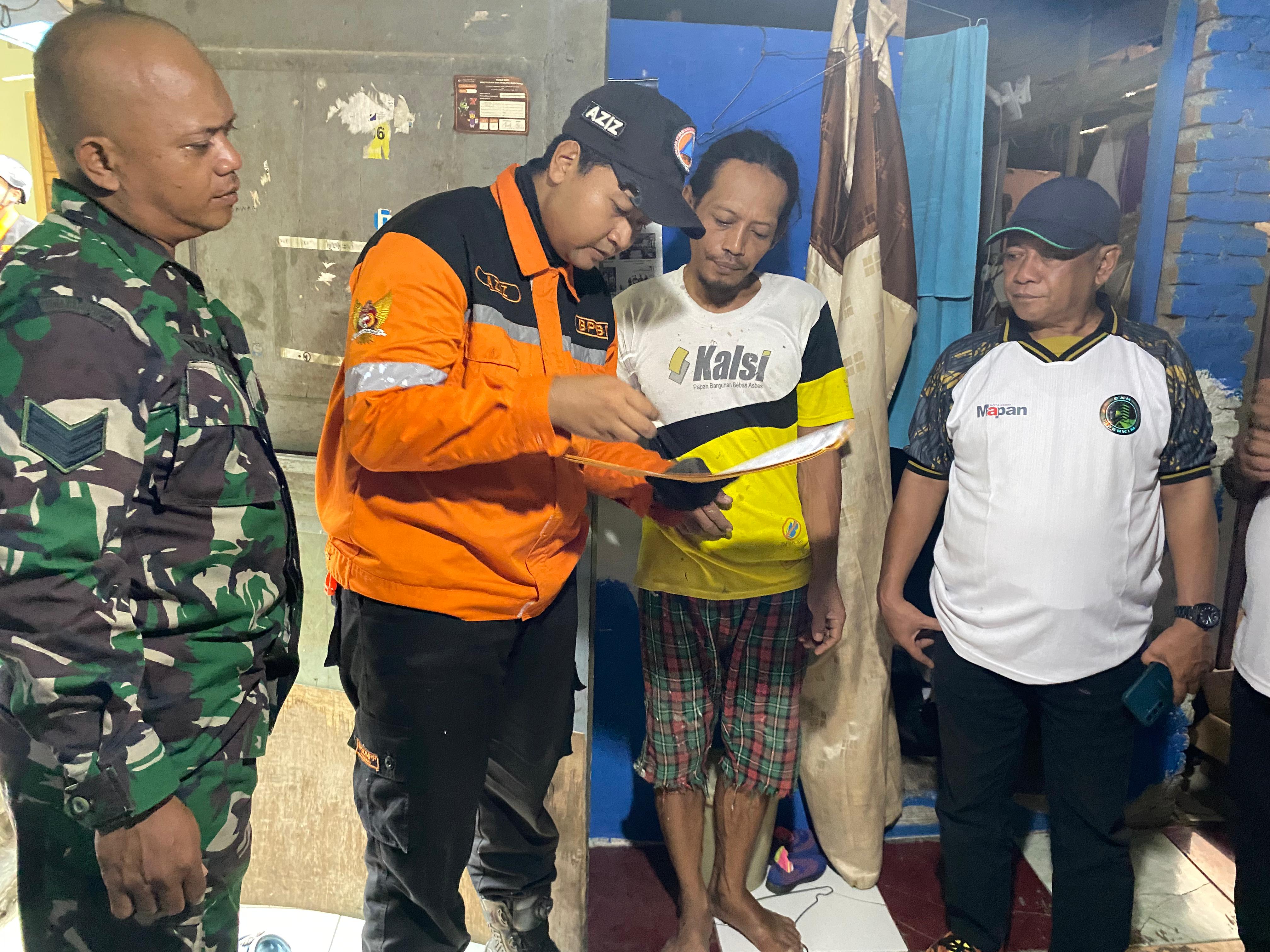 Petugas BPBD Kota Kediri melakukan asesmen akibat gempa.