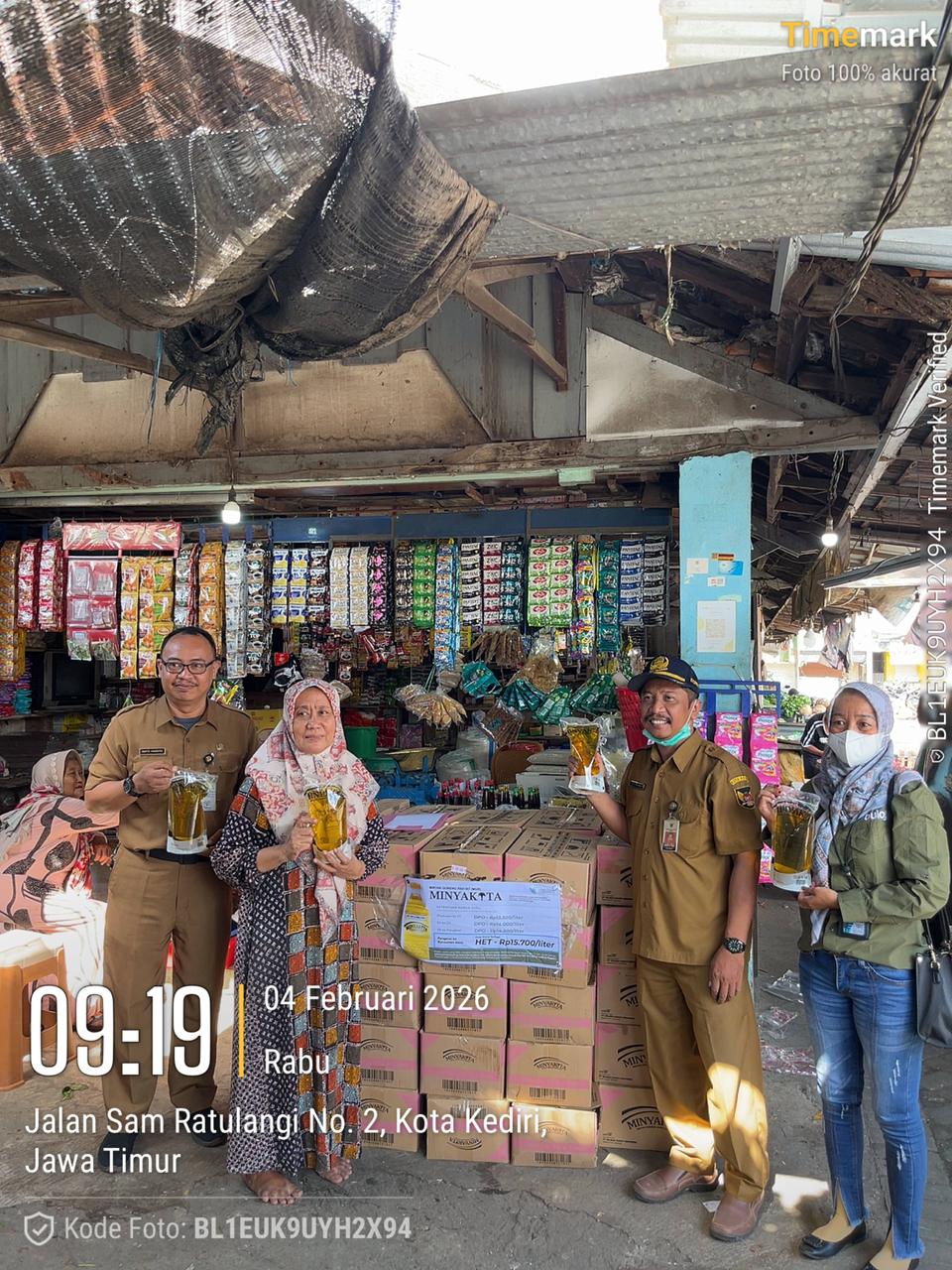 Bulog mengecek penyaluran minyakita di pasar tradisional.