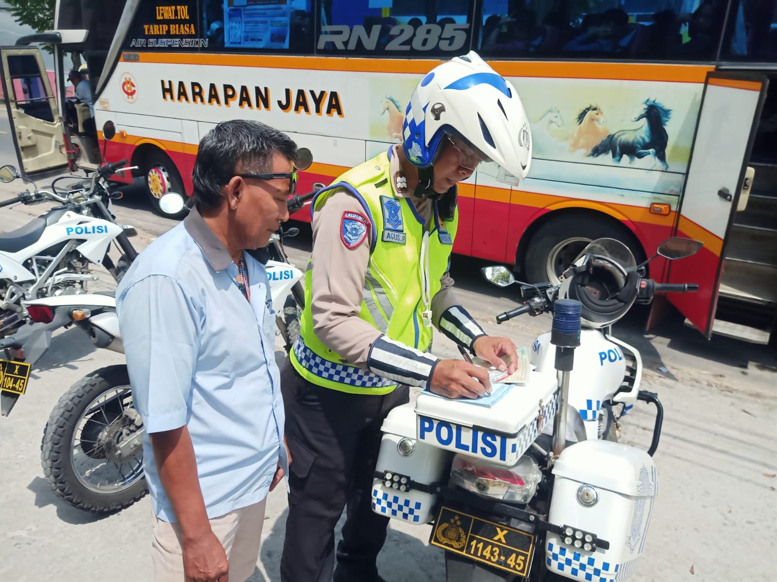 Polisi melakukan penindakan kepada sopir bus yang melanggar lalu lintas.