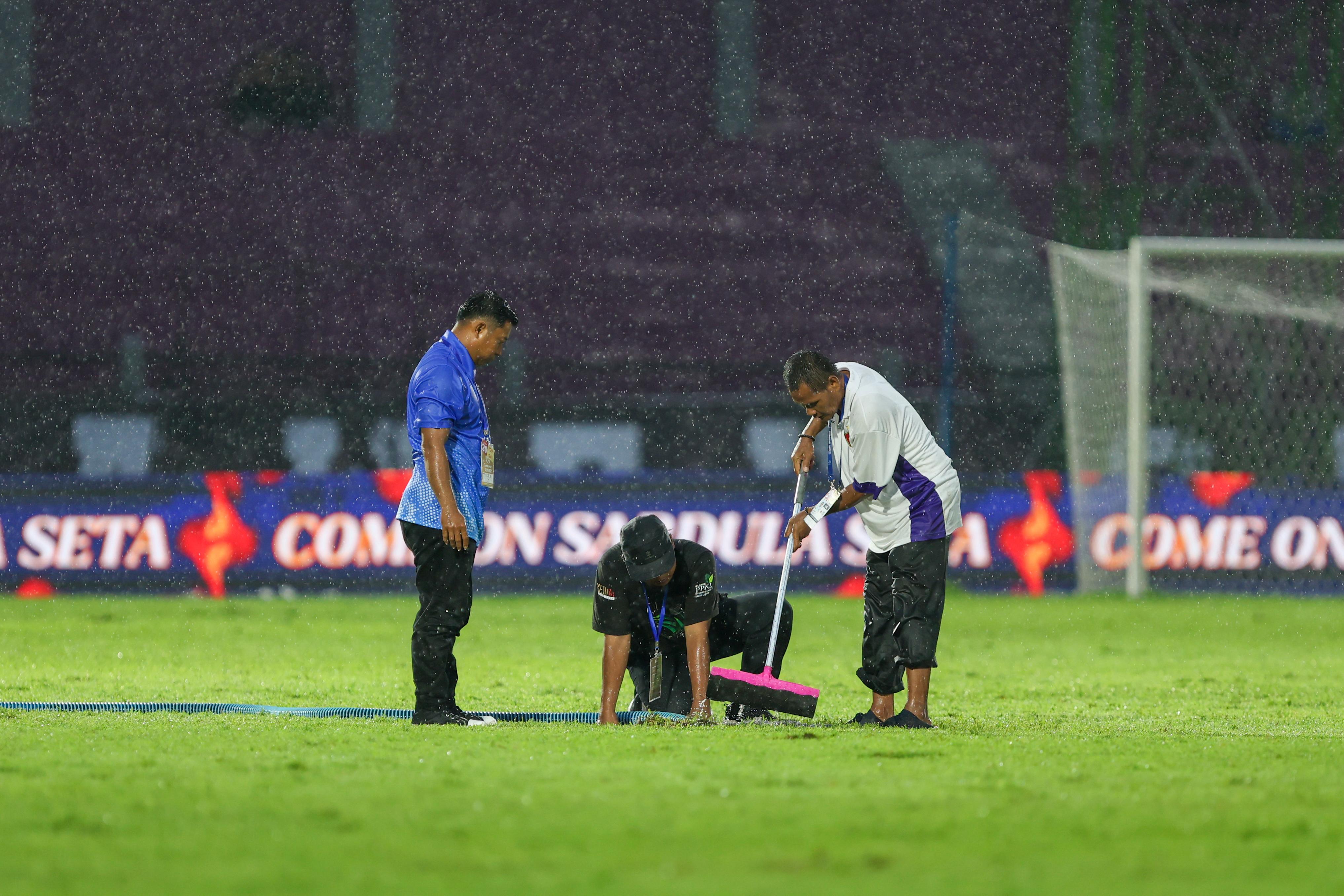 Laga Persik vs Dewa United terjeda karena lapangan tergenang.