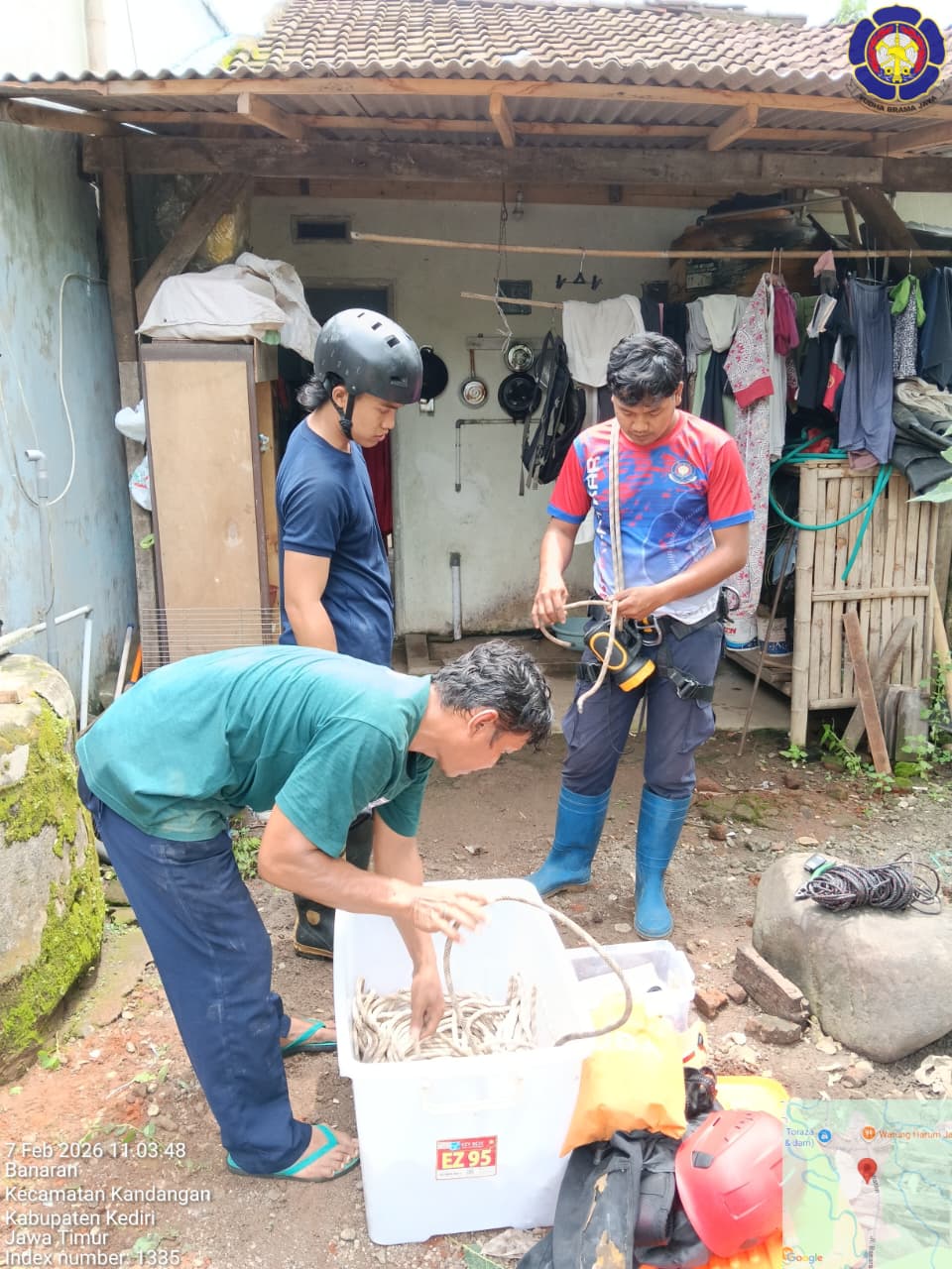 Petugas Damkar Kabupaten Kediri sedang bersiap melakukan evakuasi kucing di sumur. (Foto: Damkar Kabupaten Kediri)