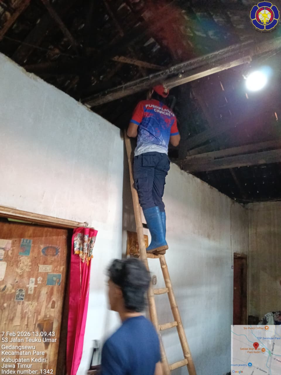 Damkar sedang mengevakuasi ular yang masuk ke rumah warga (Foto: Damkar Kabupaten Kediri)
