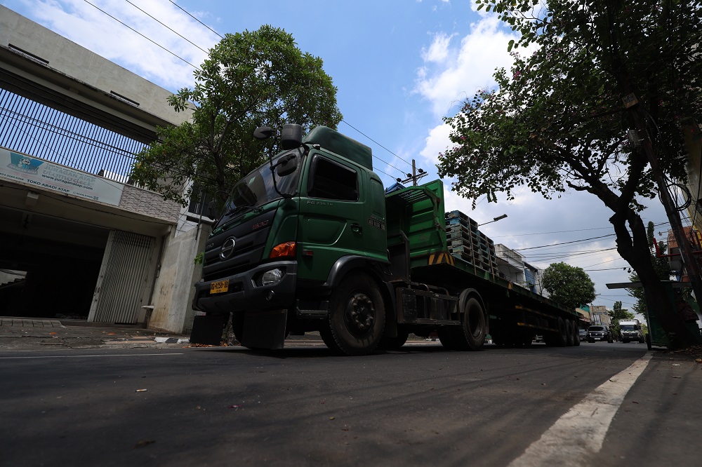 LARANGAN: Sejumlah truk nampak masih mengabaikan aturan, &nbsp;khususnya truk tronton yang melintas dari timur atau Jl Brigjend Katamso menuju utara.