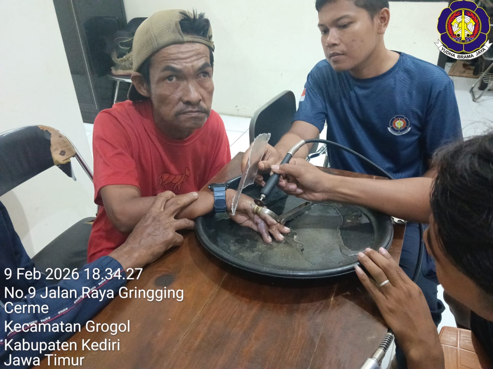 Petugas melakukan pelepasan cincin di jari warg yng bikin bengkak (Foto: Damkar Kabupaten Kediri)