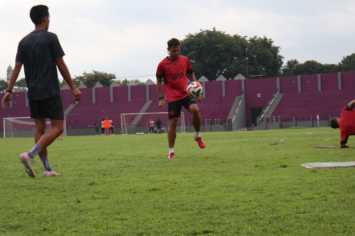 Rezaldi Hehanussa saat menjalani latihan di Stadion Brawijaya, Kota Kediri.