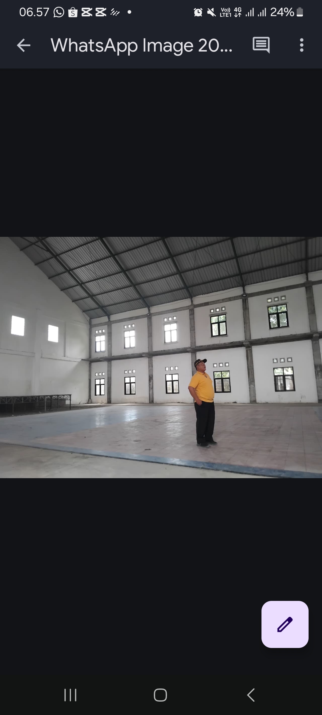 Kepala Desa Wonojoyo memeriksa bangunan gedung olahraga (Diana Yunita Sari/JPRK)