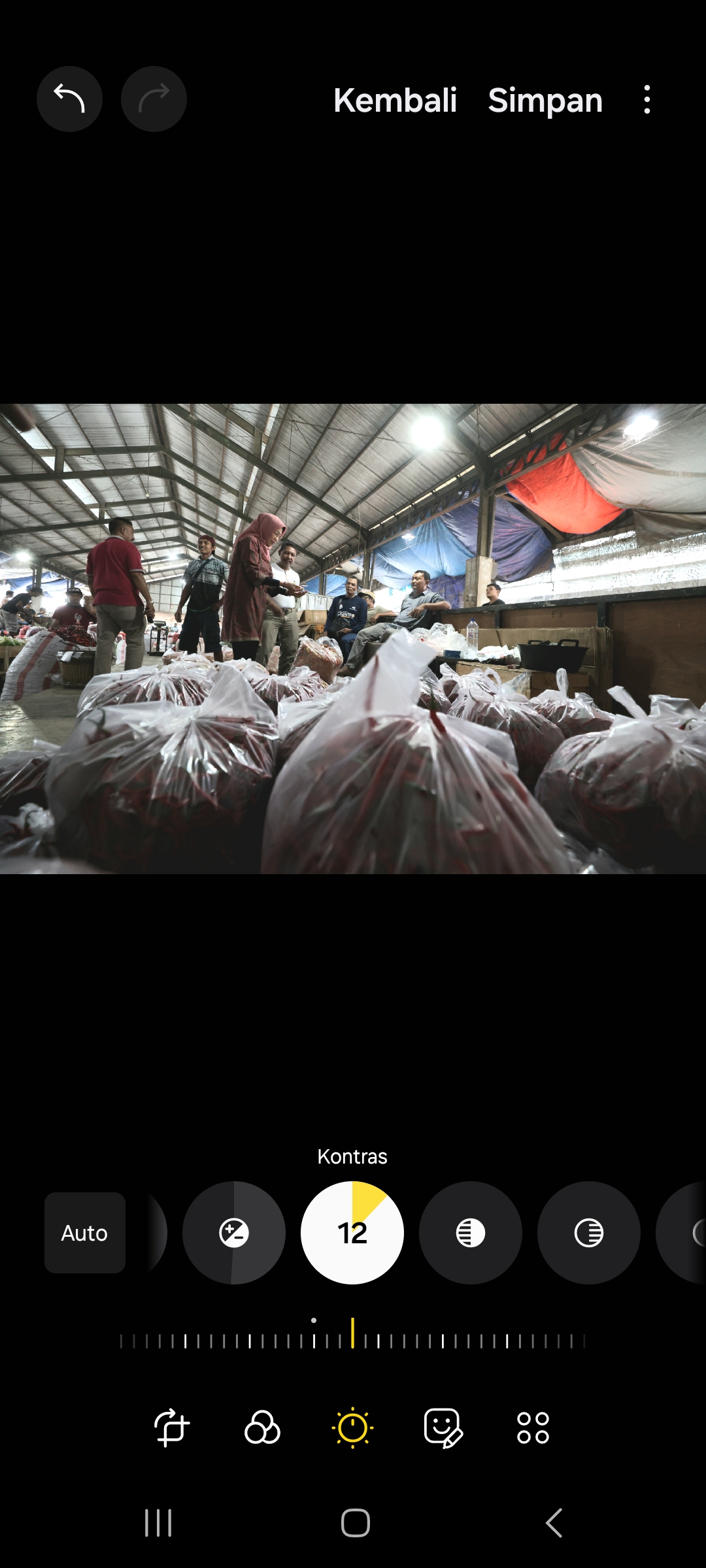 Pemkab lakukan pengecekan harga di Pasar Induk Pare (Wahyu Adji/JPRK)