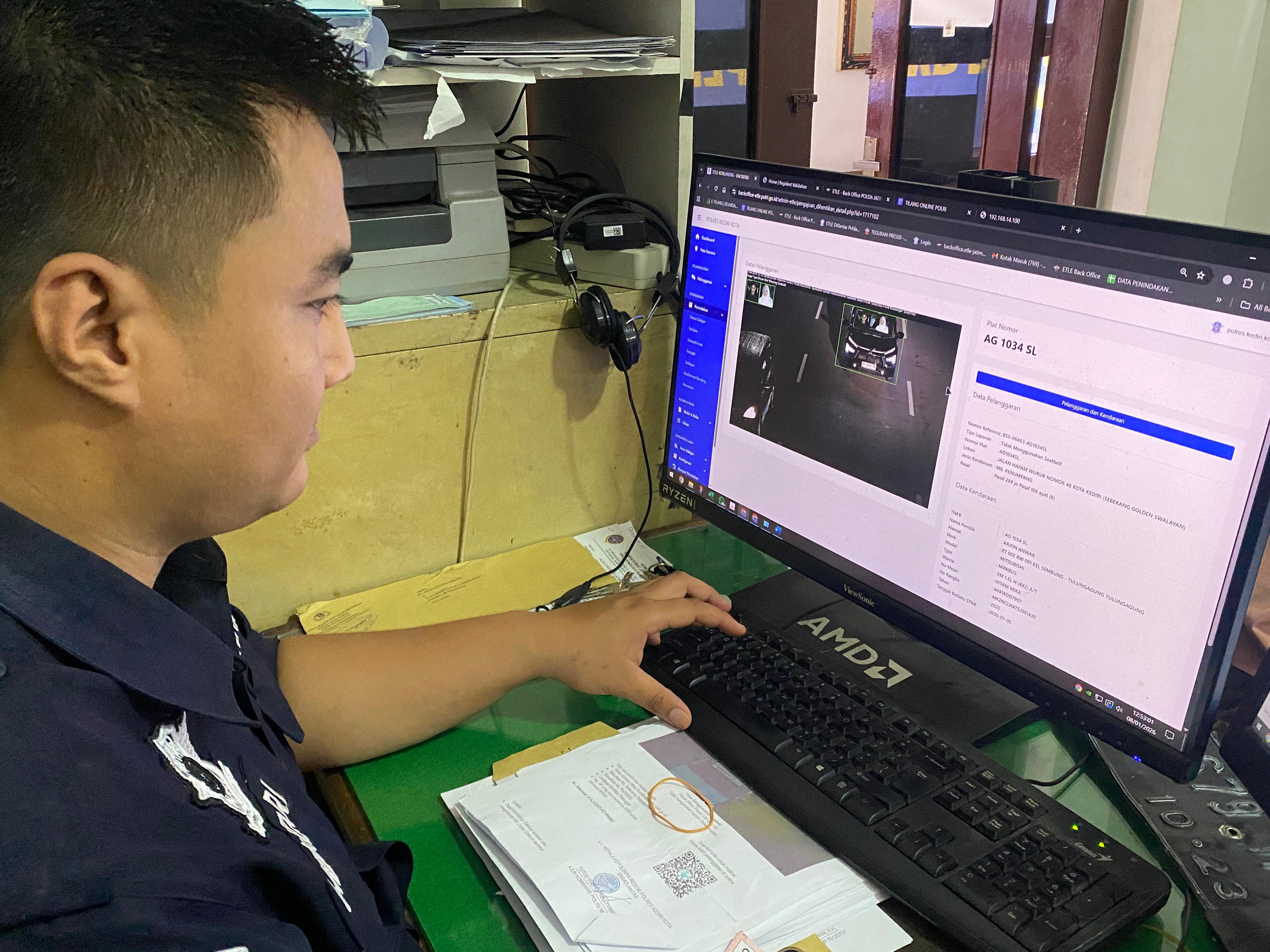 Petugas di balik layar memverifikasi pelanggar yang terjaring ETLE Statis.