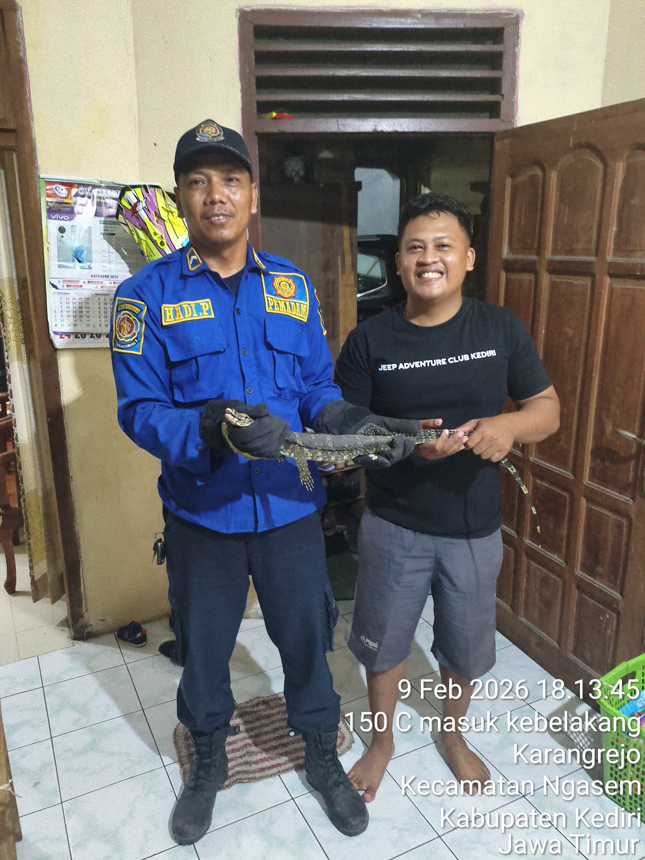 Petugas damkar tunjukkan biawak yang sempat gegerkan warga. ( foto damkar Kabupaten Kediri)