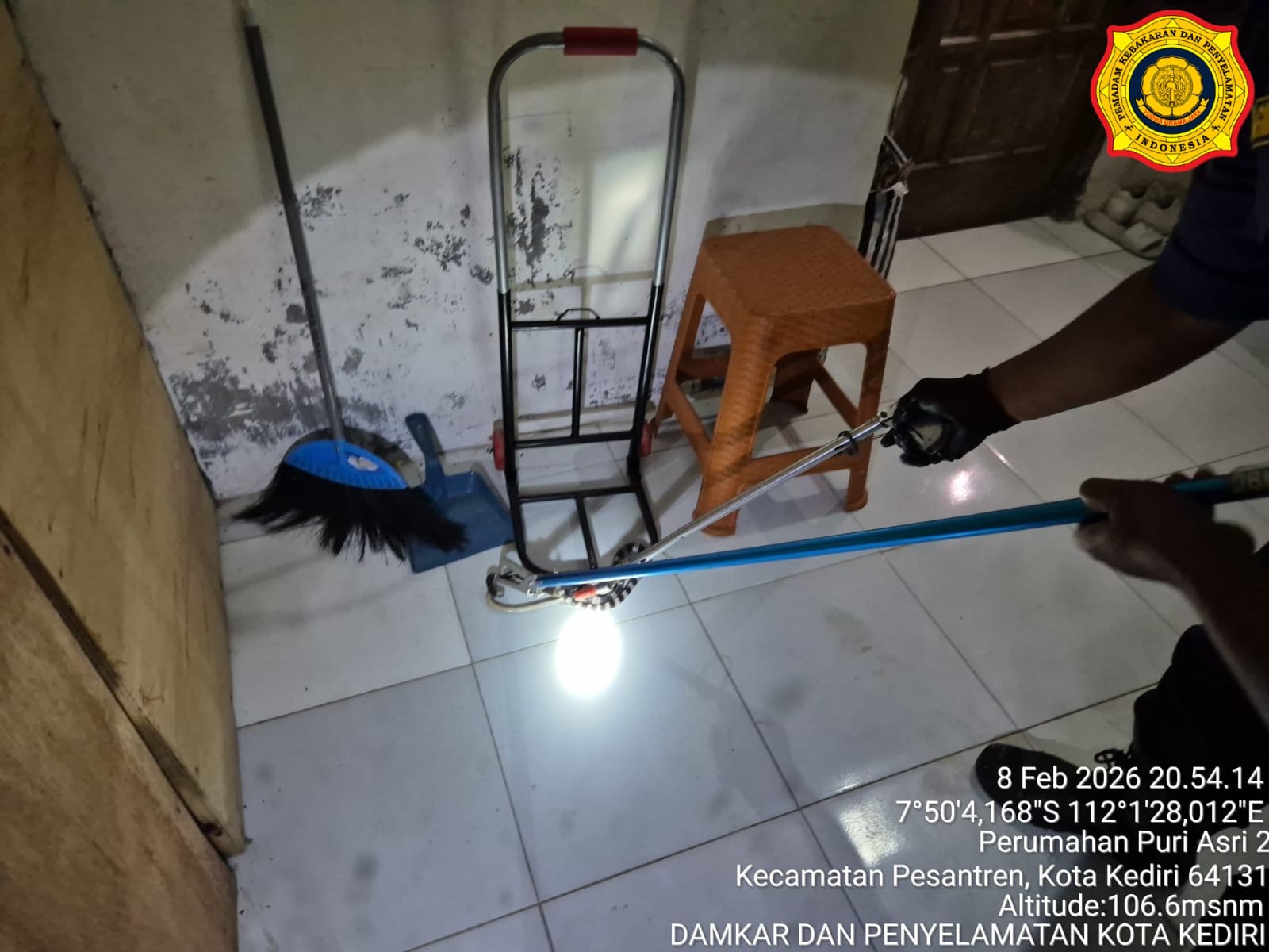 Petugas Damkar Kota Kediri mengevakuasi ular weling di Perumahan Puri Asri, Pesantren.