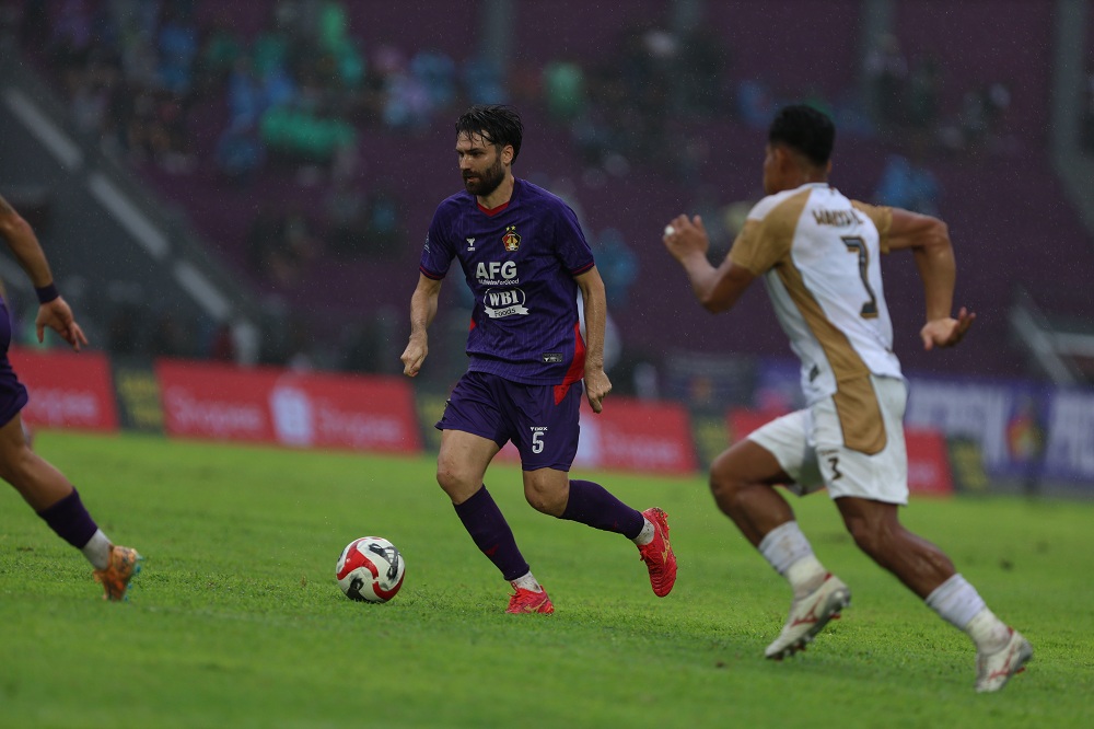 Jon Toral dalam laga Persik Kediri versus Dewa United Banten FC pada Sabtu (7/2) di Stadion Brawijaya.