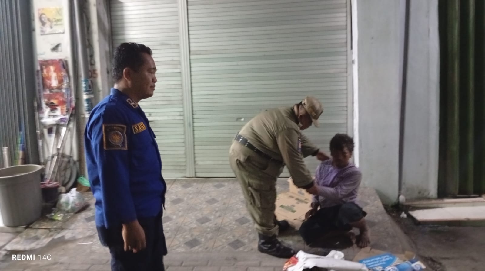 Satpol PP Kabupaten Kediri bersama petugas damkar lakukan evakuasi ODGJ di Kras (Foto Satpol PP Kabupaten Kediri)