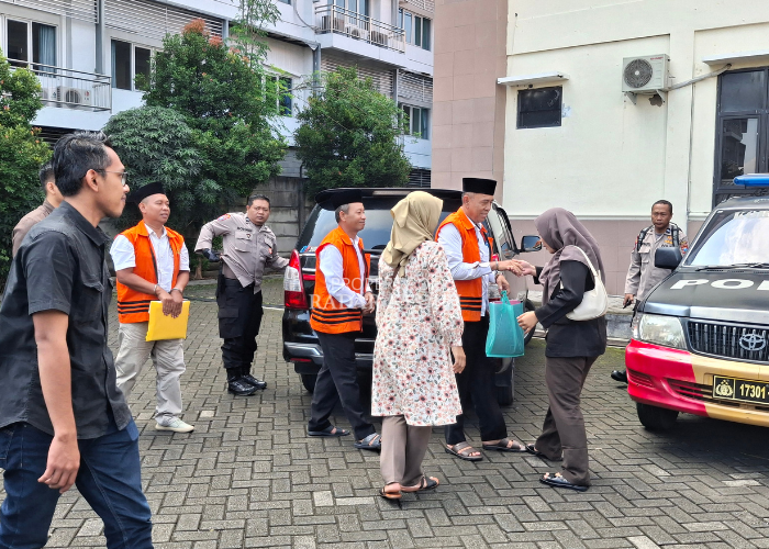 Para terdakwa rekayasa perangkat desa Kabupaten Kediri 2023 saat hendak memasuki ruang sidang PN Tipikor Surabaya pada Jumat (6/2) lalu (Foto: Asad MS)