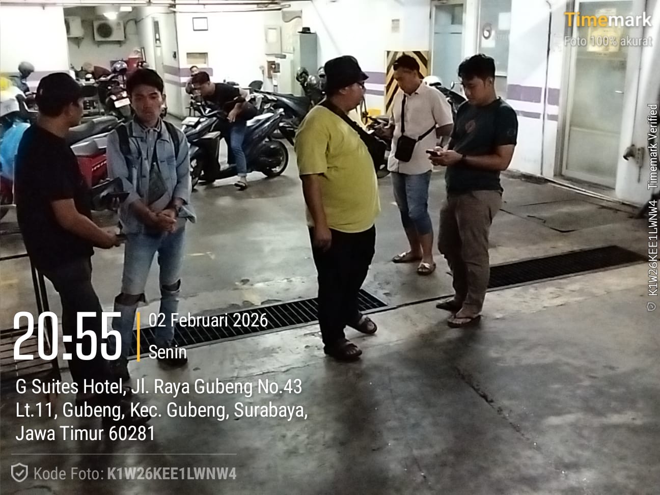 Polisi saat mengamankan pelaku di hotel wilayah Surabaya. (Istimewa)