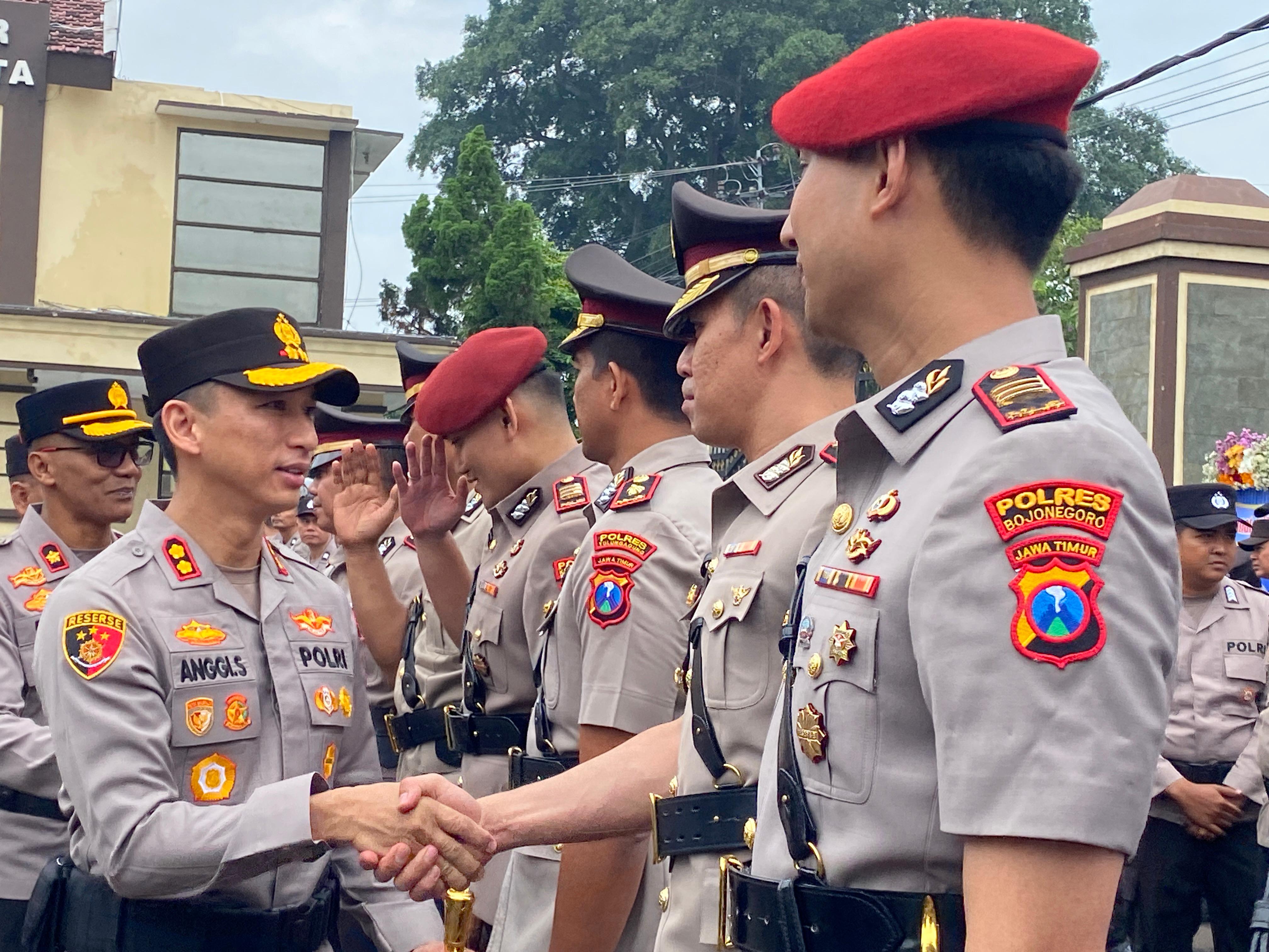SELAMAT BERTUGAS: Kapolres Kediri Kita AKBP Anggi bersalaman dengan anggotanya yang dimutasi.