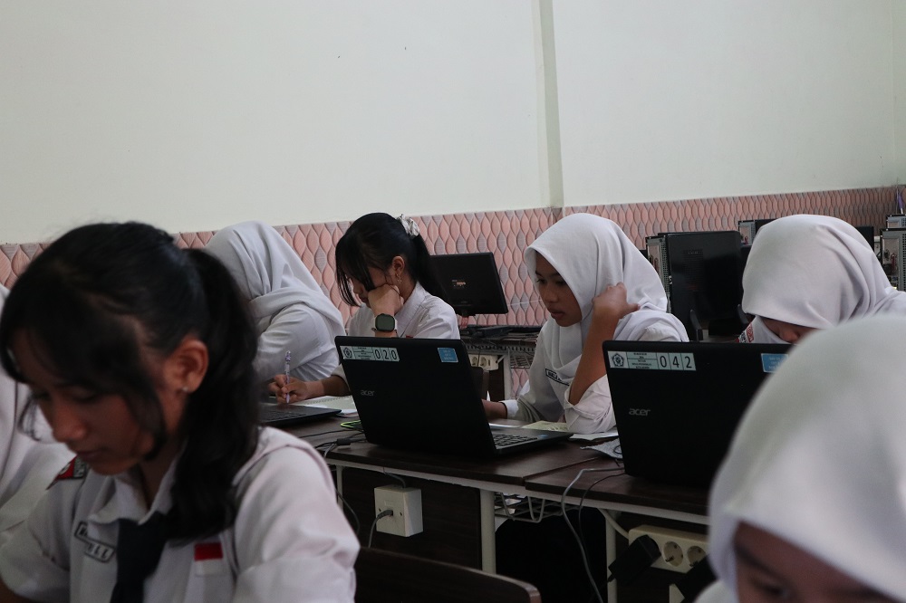 Siswa SMPN 8 Kota Kediri mengikuti try out TKA yang digelar Dinas Pendidikan Kota Kediri, Selasa (10/2). Lebih dari 4 ribu pelajar SMP negeri dan swasta di Kota Kediri akan mengikuti TKA pada April.