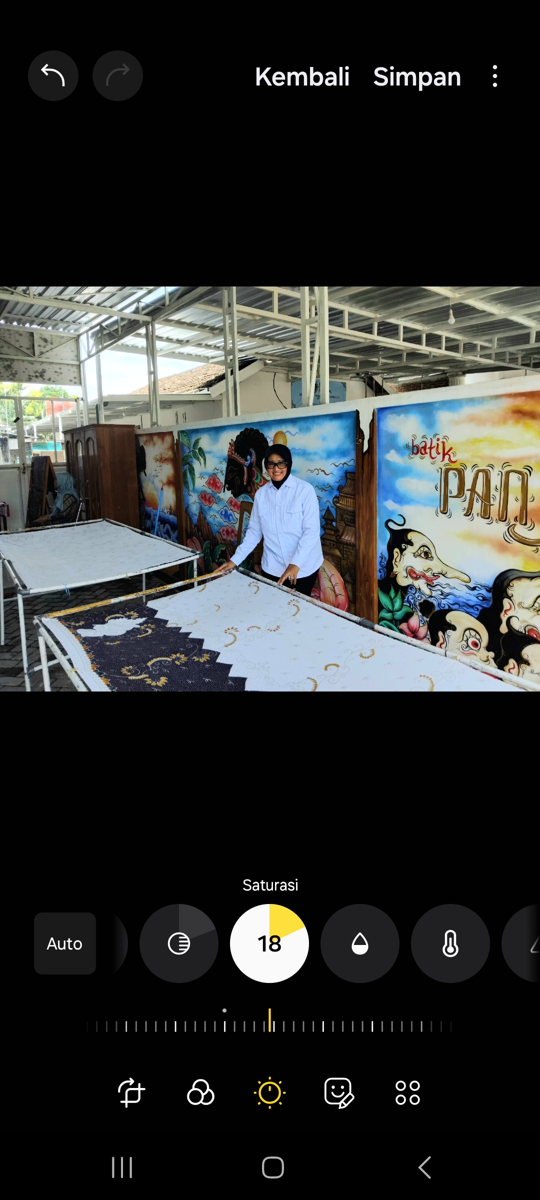 Kepala Desa Wonoasri menunjukkan proses batik tulis (Diana Yunita Sari)