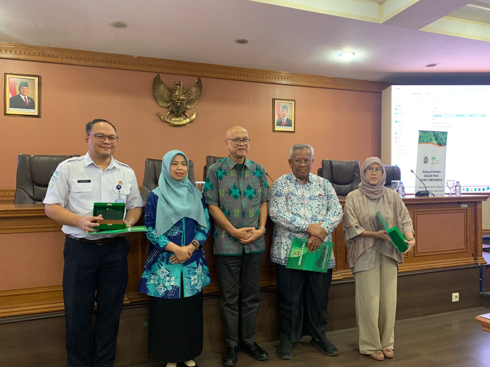DISKUSI ILMIAH DI USU: (dari kiri) Dr. Ardhasena Sopaheluwakan, Prof Dr Poppy Anjelisa, Ketua Umum RSI Kacuk Sumarto,  Prof Dr Abdul Rauf,  dan Prof Dr Diana Chalil sebelum Diskusi Ilmiah Dialektika