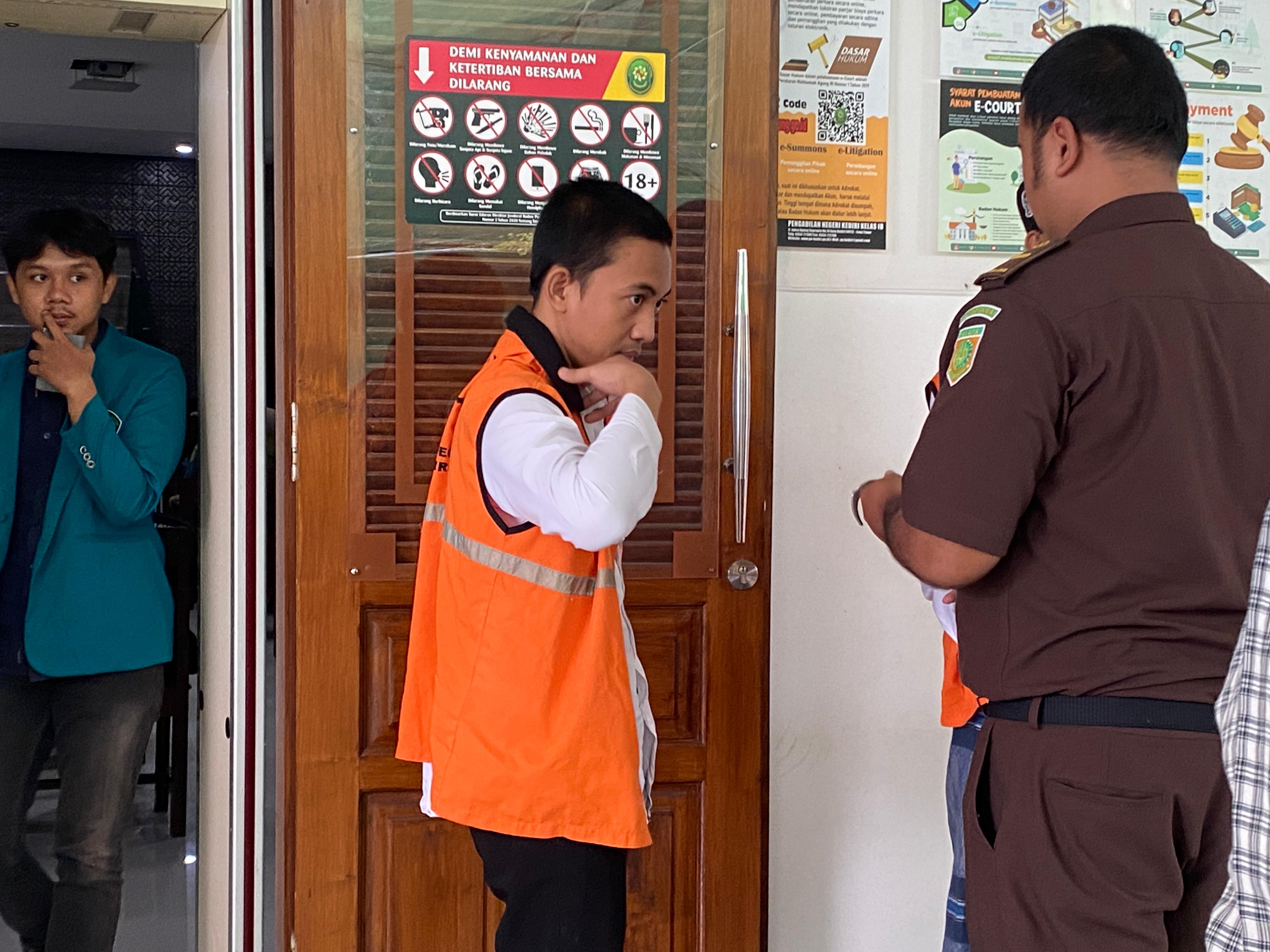 Terdakwa Nalal Firdaus keluar dari ruang sidang Cakra PN Kediri.