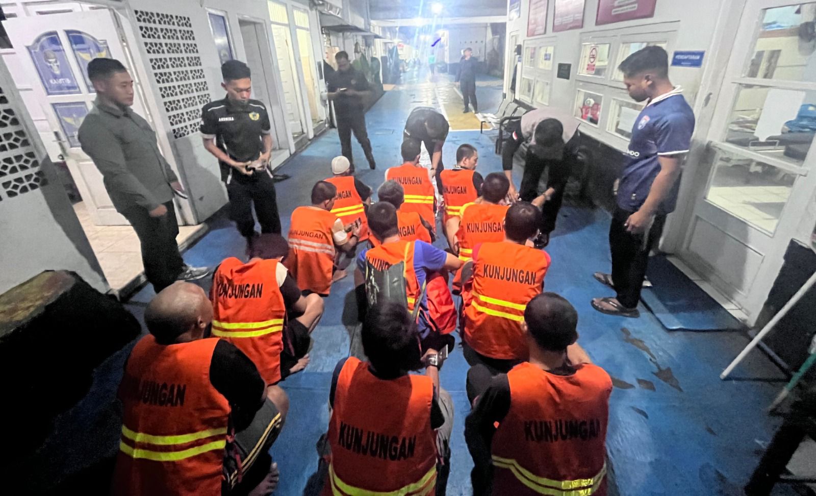 Petugas memindahkan napi ke lapas lainnya untuk mengurangi overload.