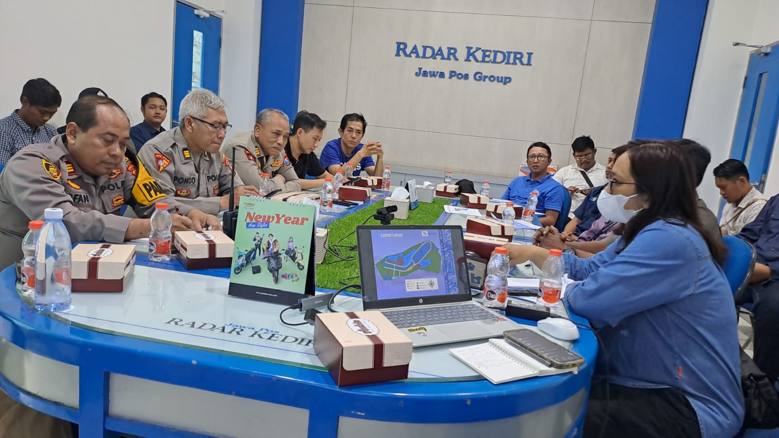PANTAU PROGRES: Panitia Waru Turi Fun Run membeber kesiapan teknis pelaksanaan event dalam rakor di kantor Jawa Pos Radar Kediri pada Selasa (10/2).