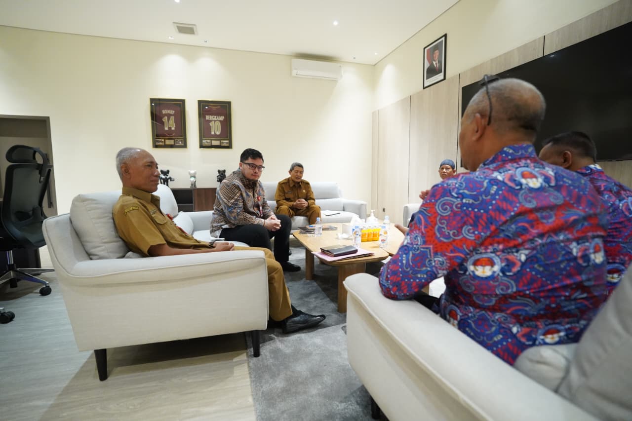 GAYENG: Mas Dhito berbincang dengan pengurus PPDI Kabupaten Kediri yang mengusulkan perubahan jam kerja menyesuaikan budaya masyarakat desa (10/2).
